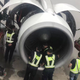 Imagen para el artículo titulado El último problema de las aerolíneas son pasajeros que tiran monedas a los motores para tener buena suerte